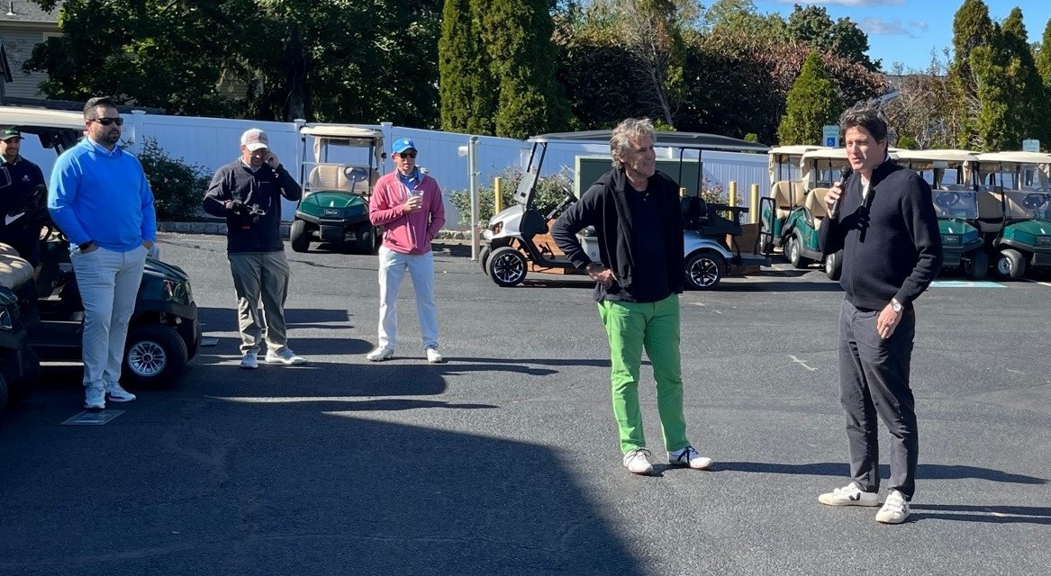 luc speaking to golfers